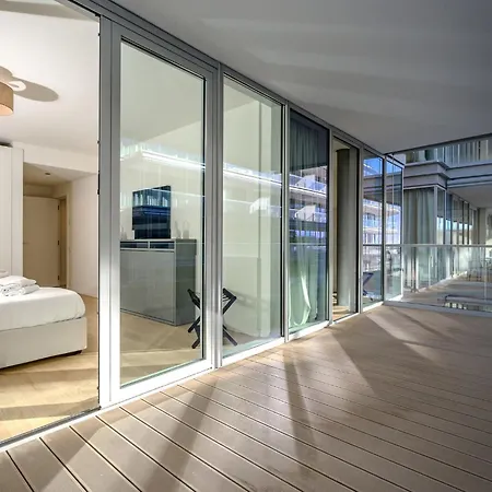 Luxury Waterfront 公寓 *
