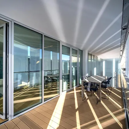 Luxury Waterfront Apartment *
